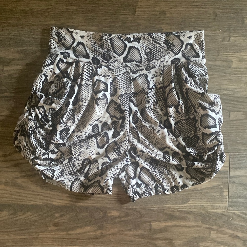 🖤3/$10 Snake print shorts